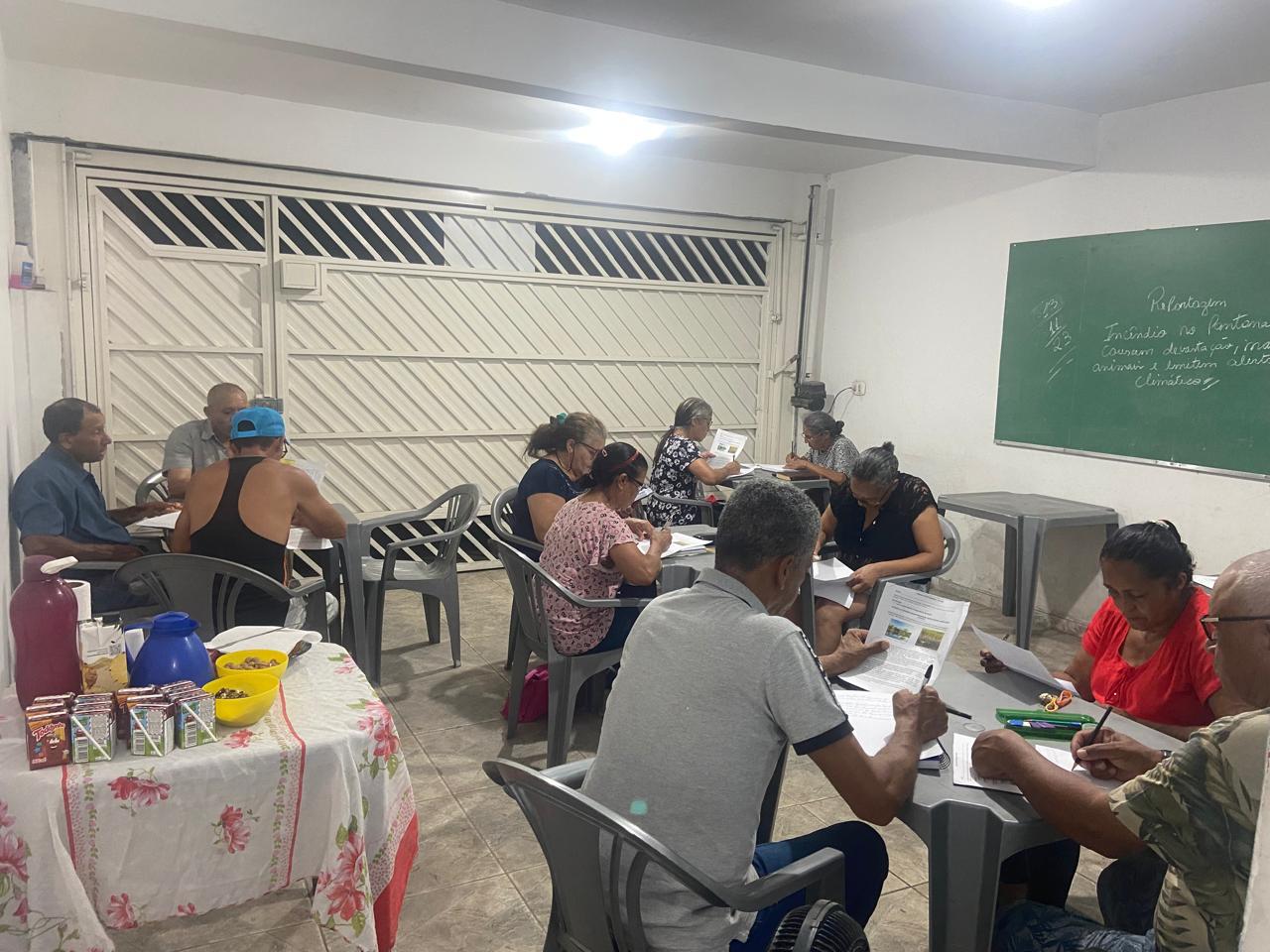 Turma do MOVA em atividade de alfabetização